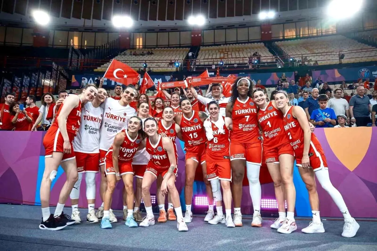 Bakan Bak'tan Kadın Basketbol Takımına Tebrik