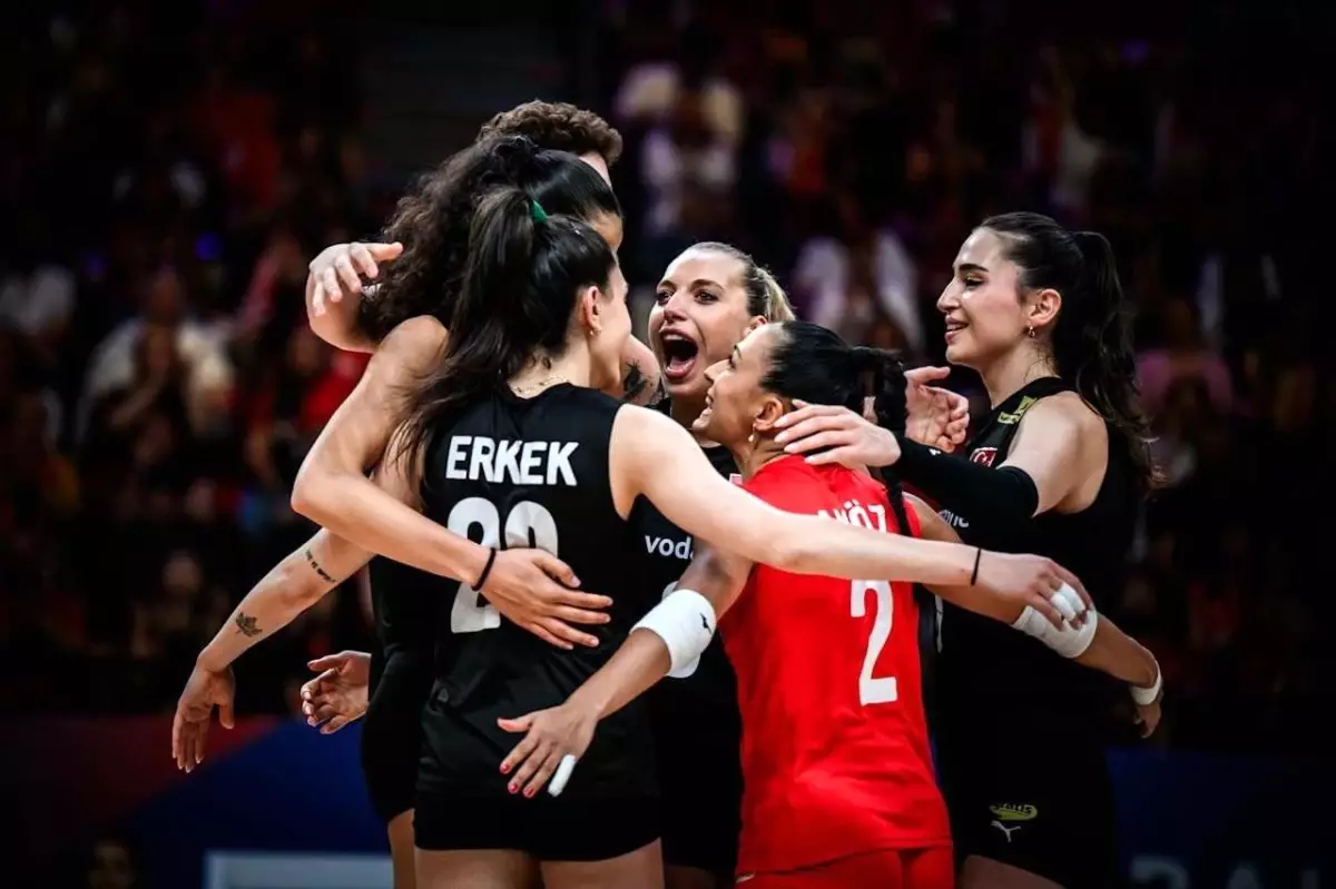Bakan Osman Aşkın Bak, A Milli Kadın Voleybol Takımı'nı Tebrik Etti