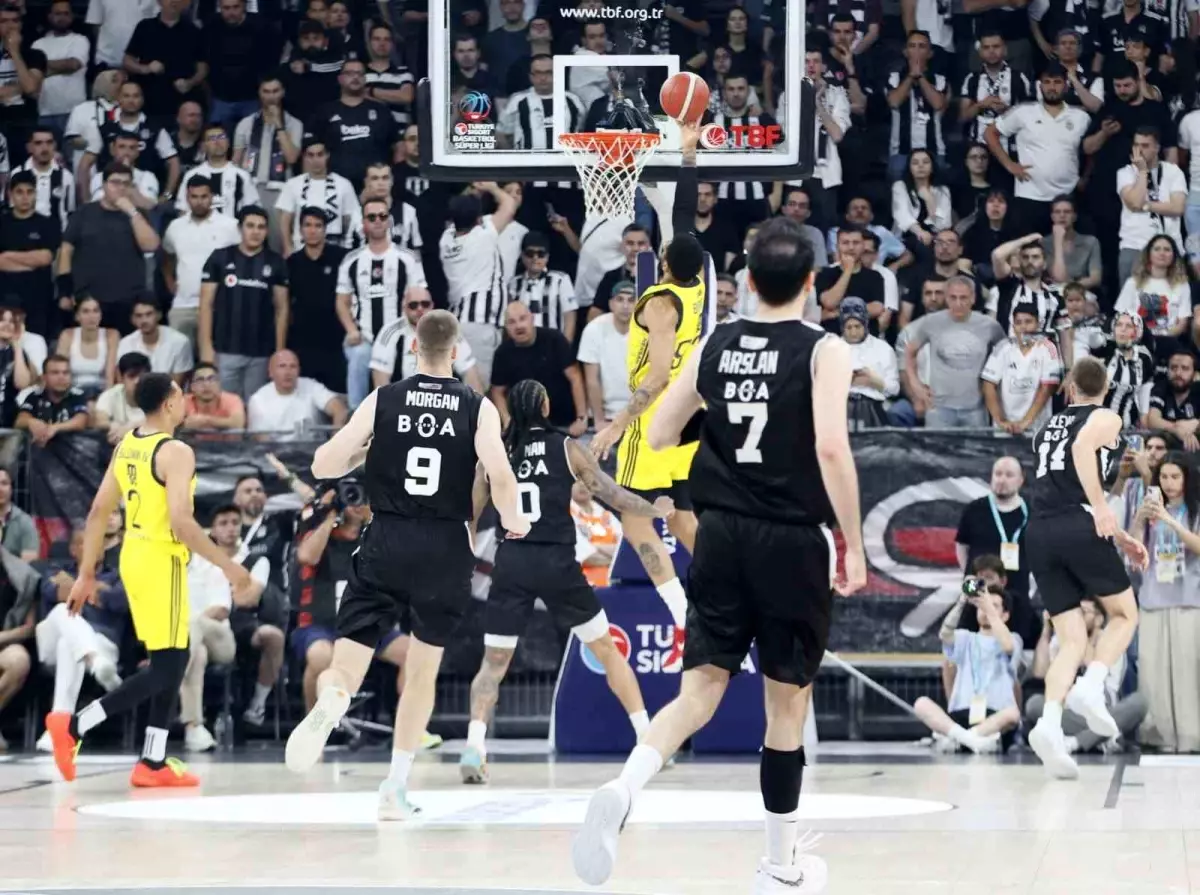 Beşiktaş, Fenerbahçe'yi Mağlup Ederek Seride Durumu 2-1 Yakaladı