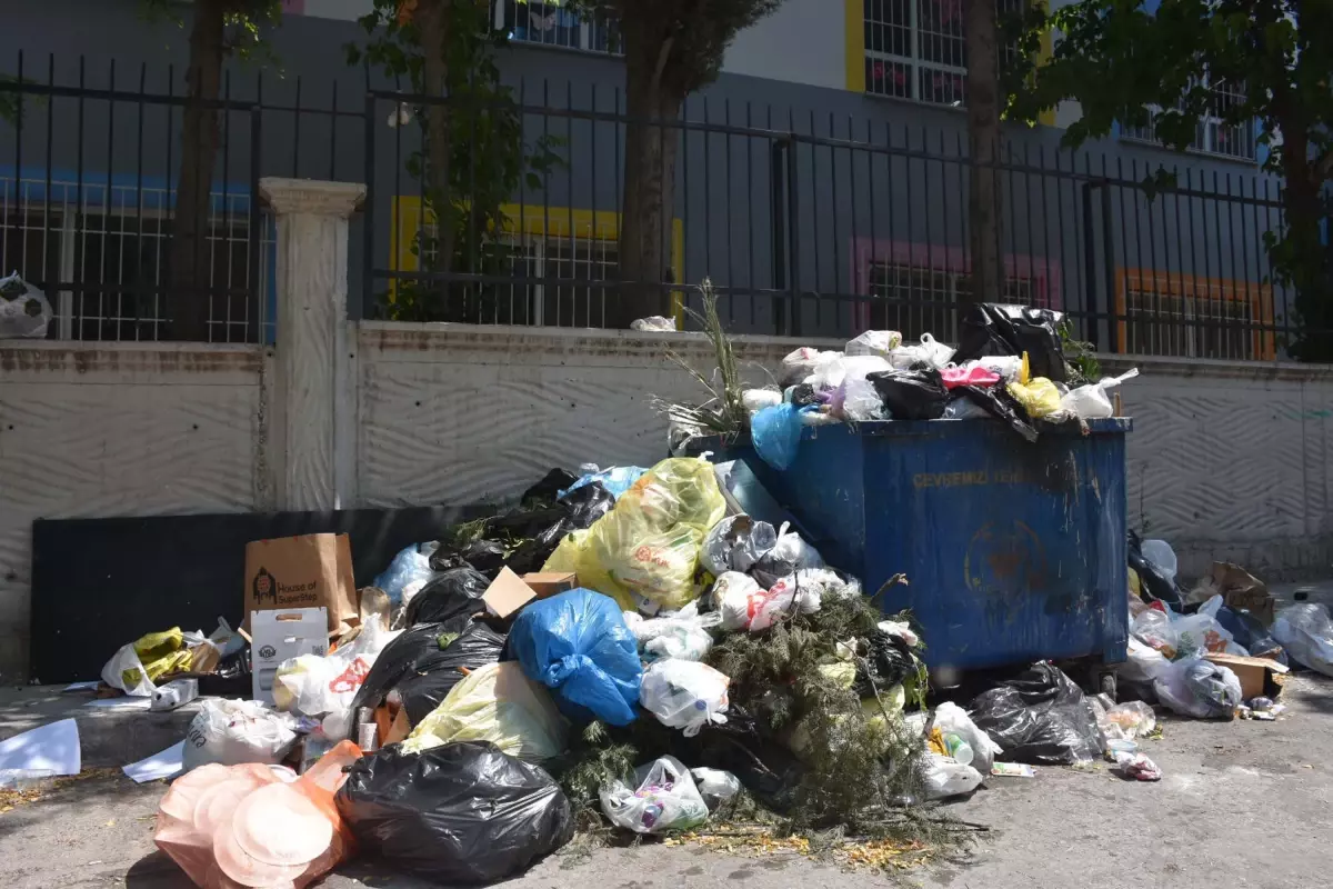 Buca'daki Grev 4. Gününde, Çöpler Birikti