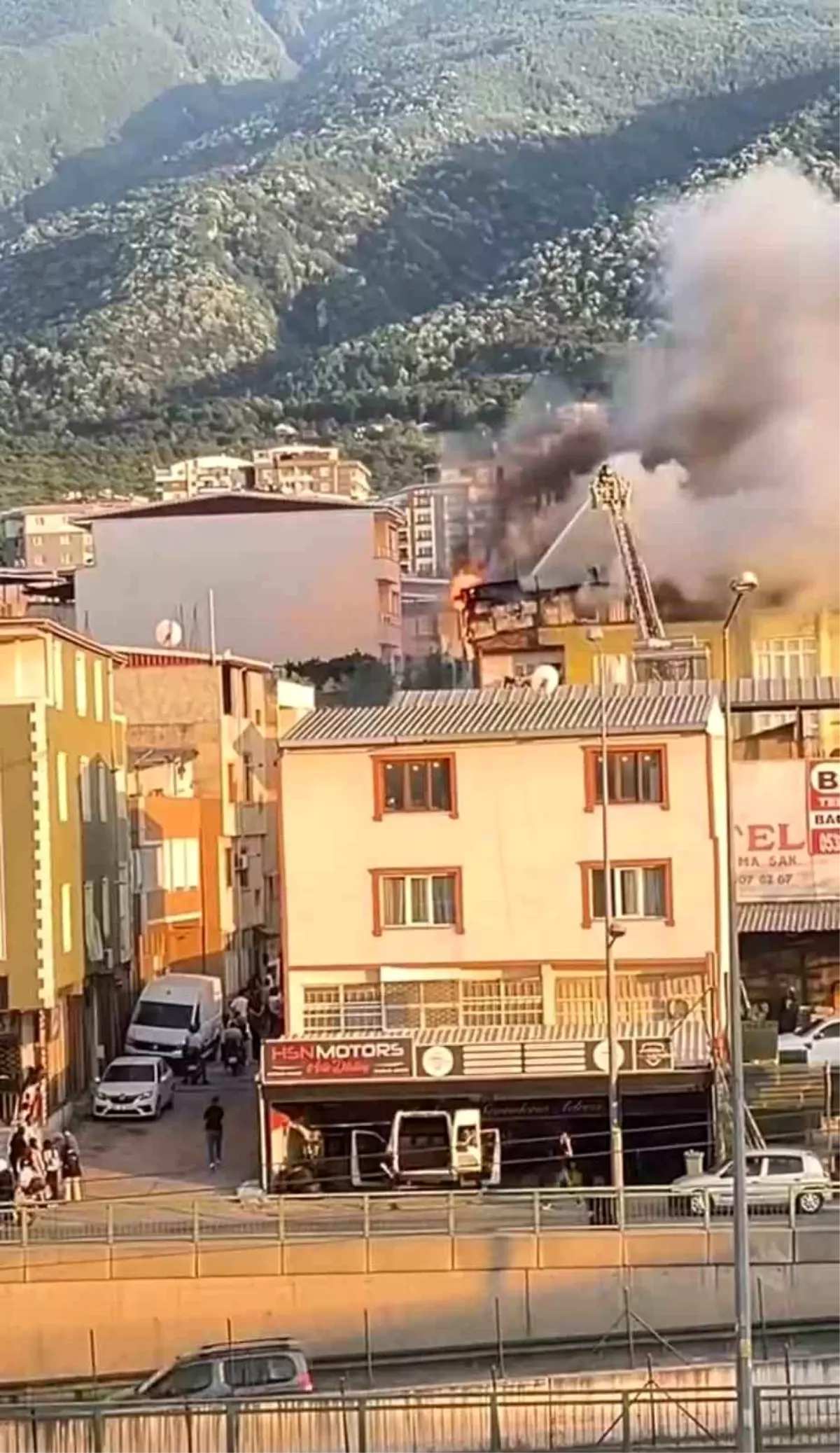 Bursa'da 5 Katlı Binanın Çatı Katında Yangın Çıktı