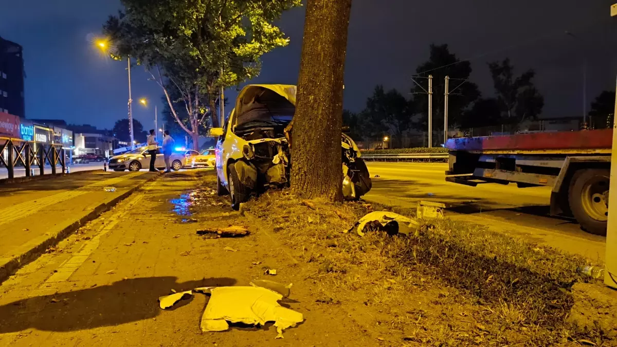 Bursa'da Otomobil Ağaca Çarptı: 2 Yaralı