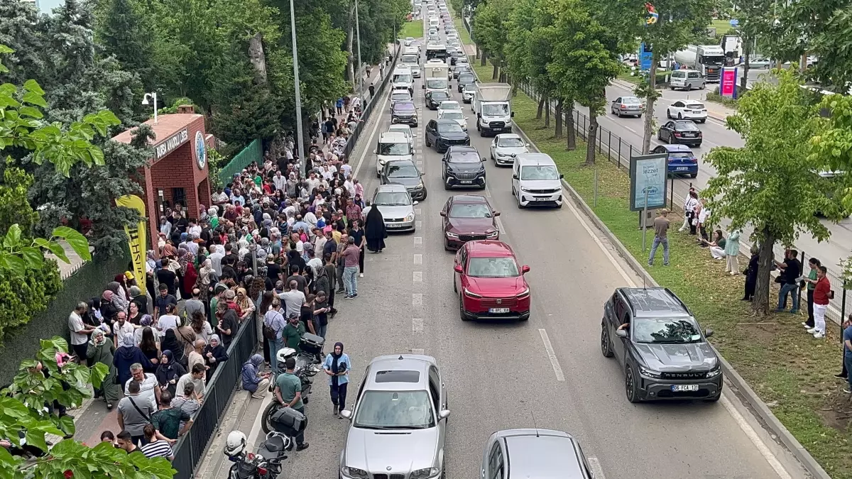 Bursa'da YKS Heyecanı: Adayların Yardımına Polis Ekipleri Yetişti