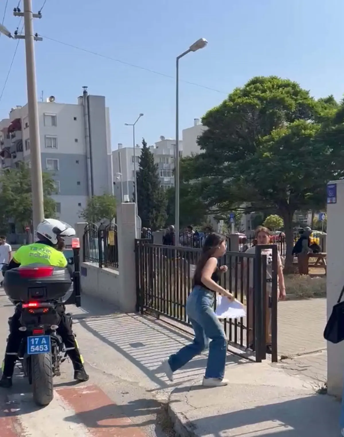 Polis Ekipleri, YKS'ye Geç Kalan Öğrencileri Kurtardı