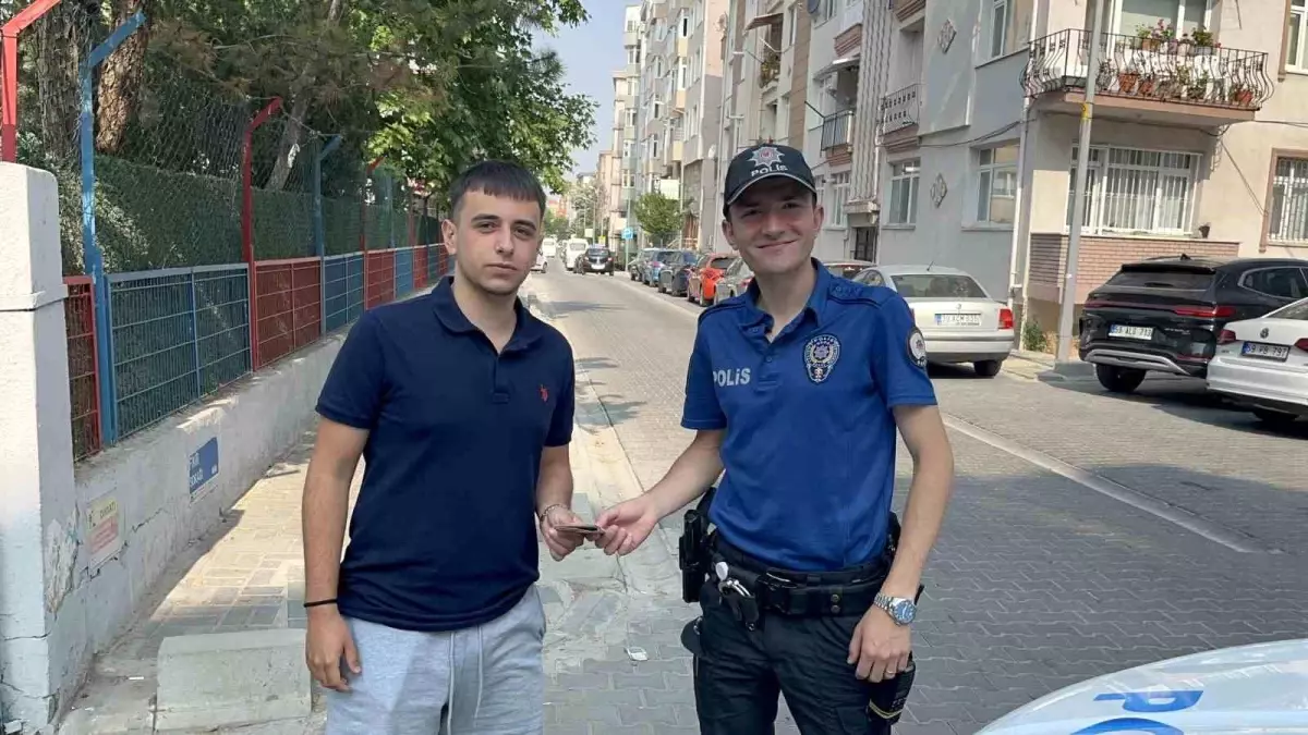 Lise Öğrencisinden Örnek Davranış: Bulduğu Parayı Polise Teslim Etti