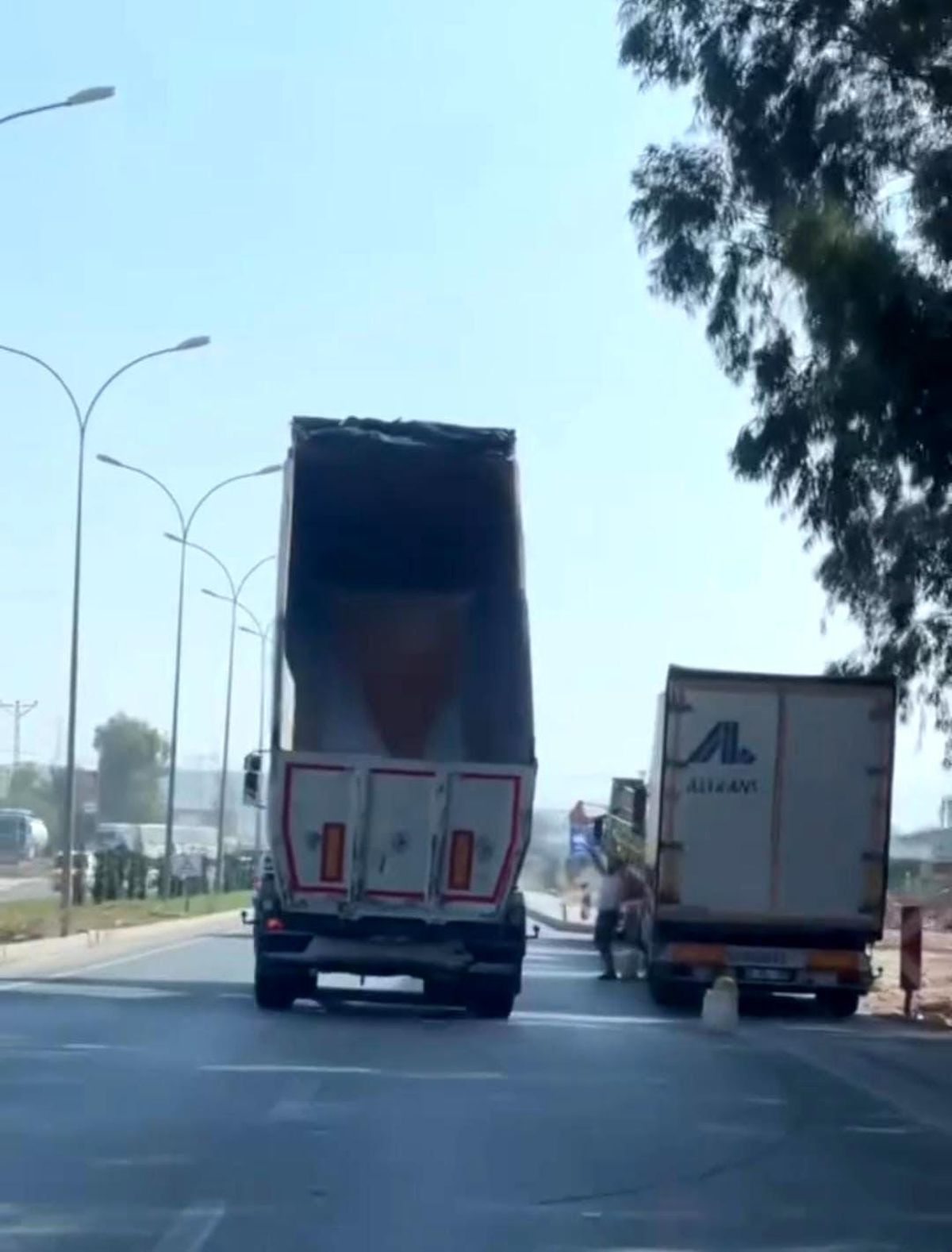 Hatay'da Damperi Açık Hafriyat Kamyonu Yolda Gitti