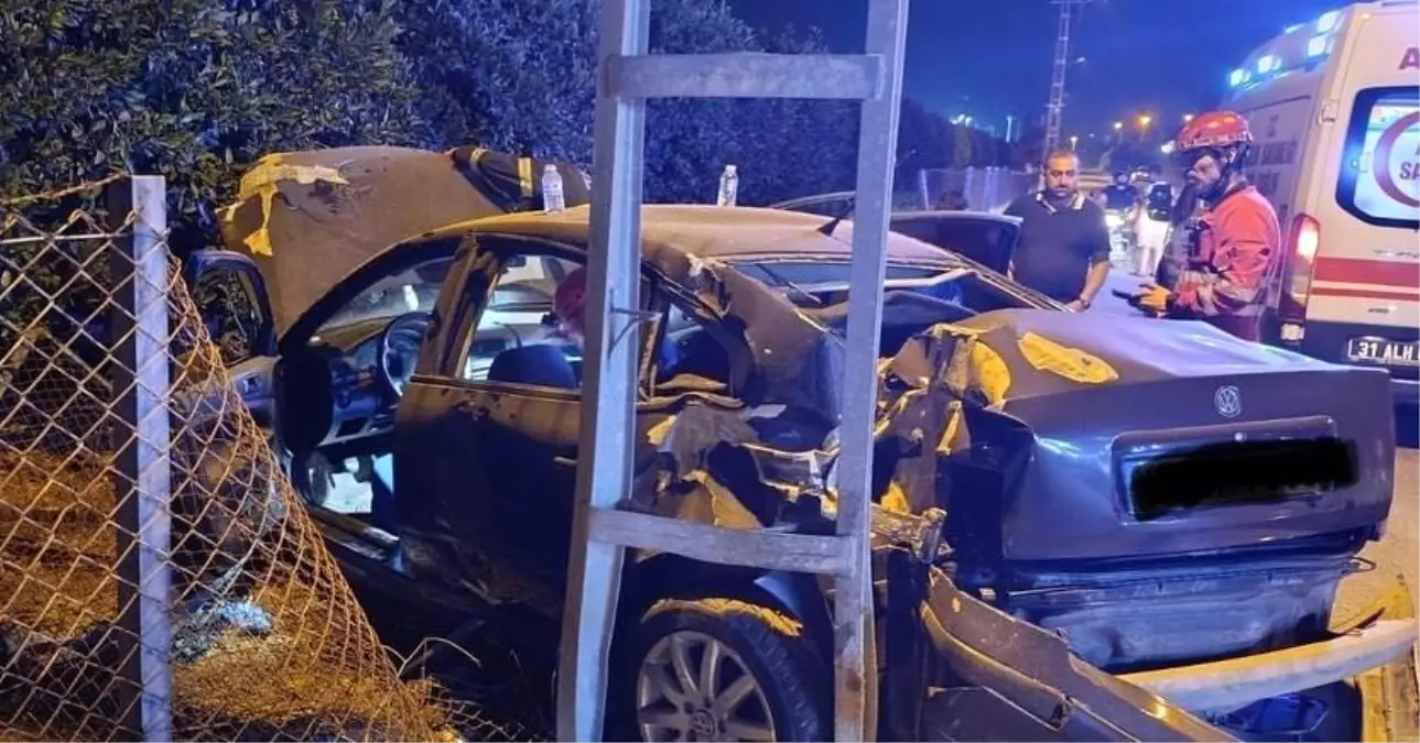 Hatay'da Elektrik Direğine Çarpan Otomobil Zeytinliğe Uçtu