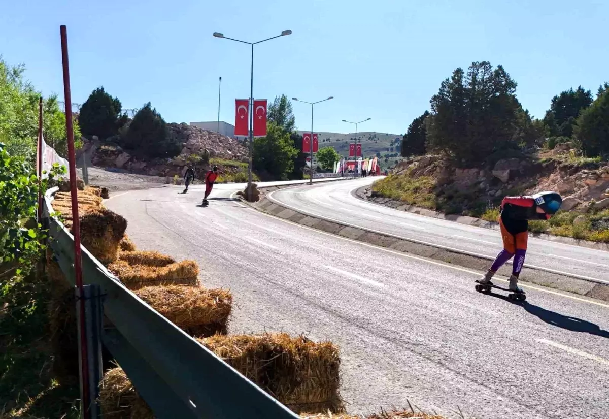 Dünya Kaykay İniş Şampiyonası Erzincan'da Başladı