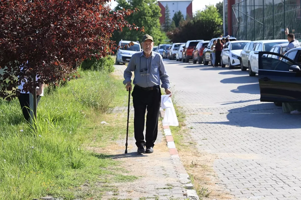 En yaşlı aday 'Filozof hurdacı' bastonuyla YKS'ye girdi