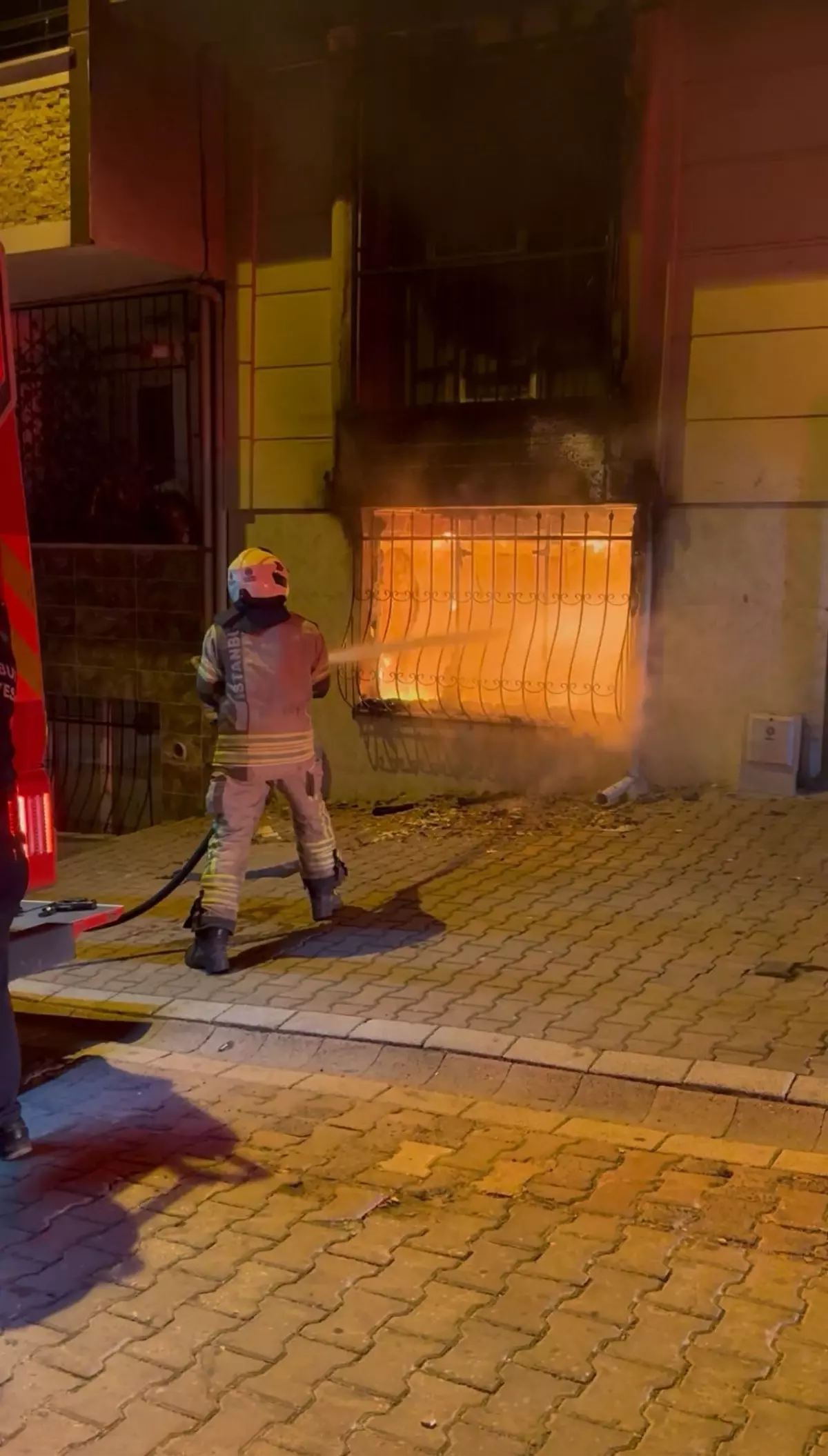 Esenyurt'ta Yangın: 14 Kişi İtfaiye Tarafından Kurtarıldı