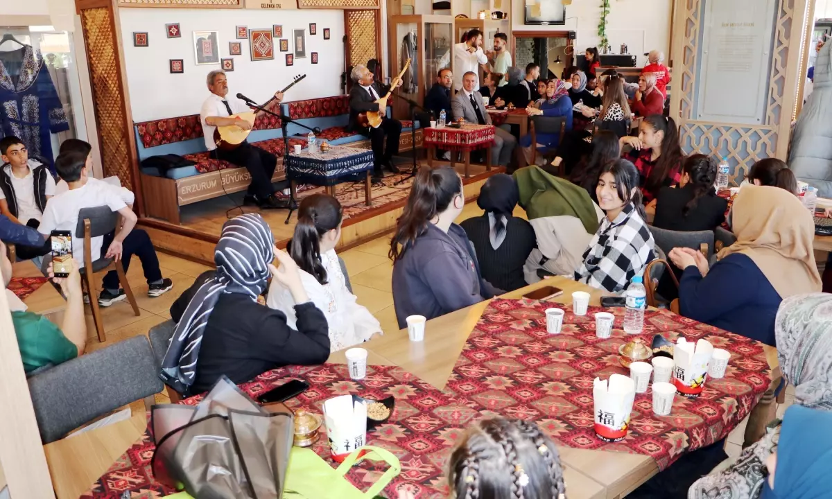 Erzurum'da Öğrenciler Tarihi Atmosferde Mezuniyet Coşkusunu Yaşadı