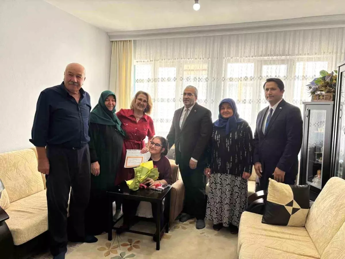 Sağlık Sorunları Nedeniyle Evde Eğitim Alan Öğrenci Mezun Oldu
