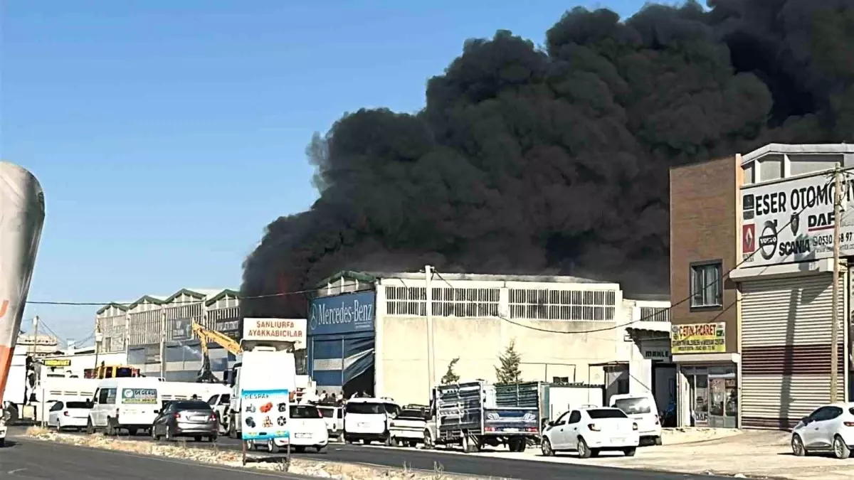 Şanlıurfa'da Hırdavat Deposunda Yangın