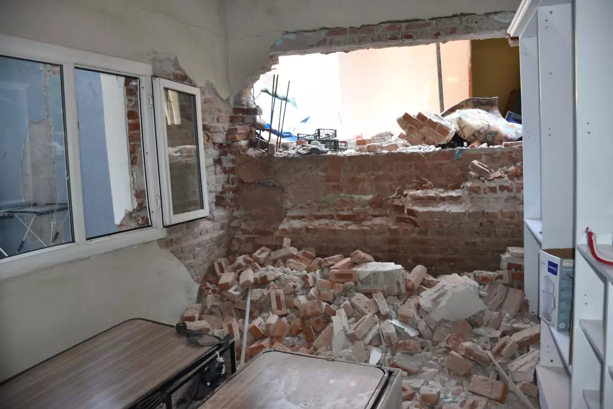 İzmir'de Onat Tüneli İnşaatı Sırasında Ev Çöktü