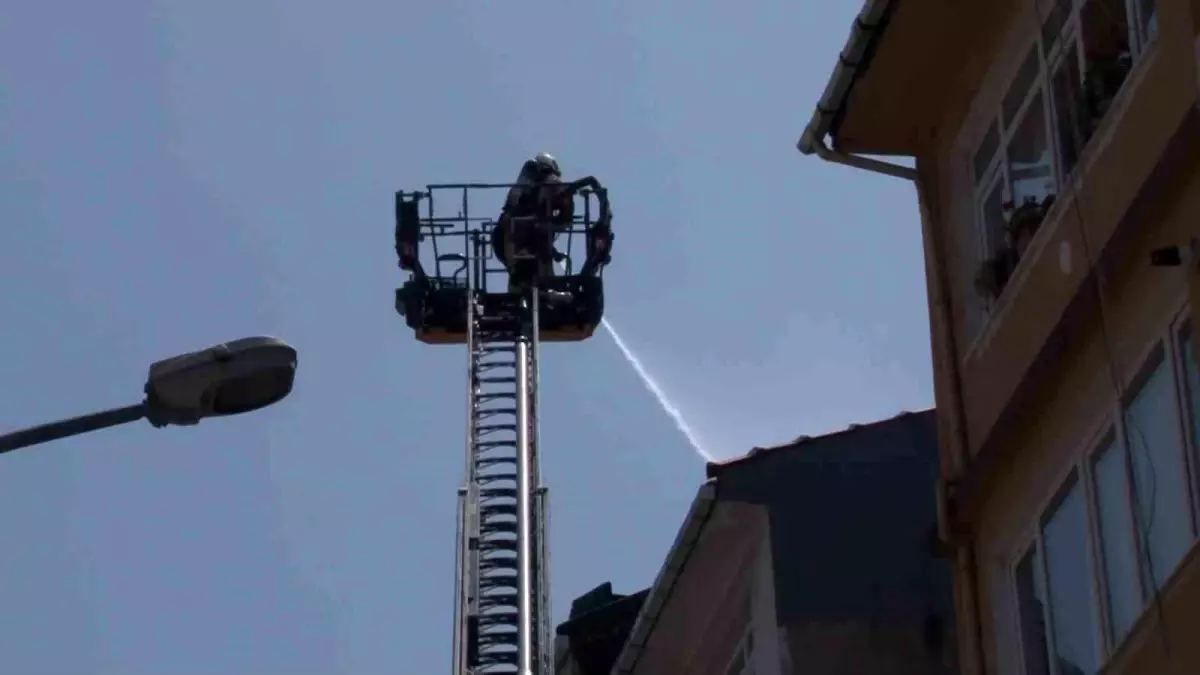 Kadıköy'de Tadilat Sırasında Yangın Çıktı
