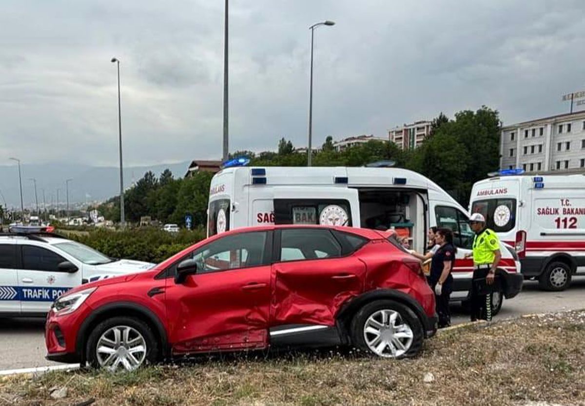 Karabük'te Kavşakta İki Araç Çarpıştı: 3 Yaralı