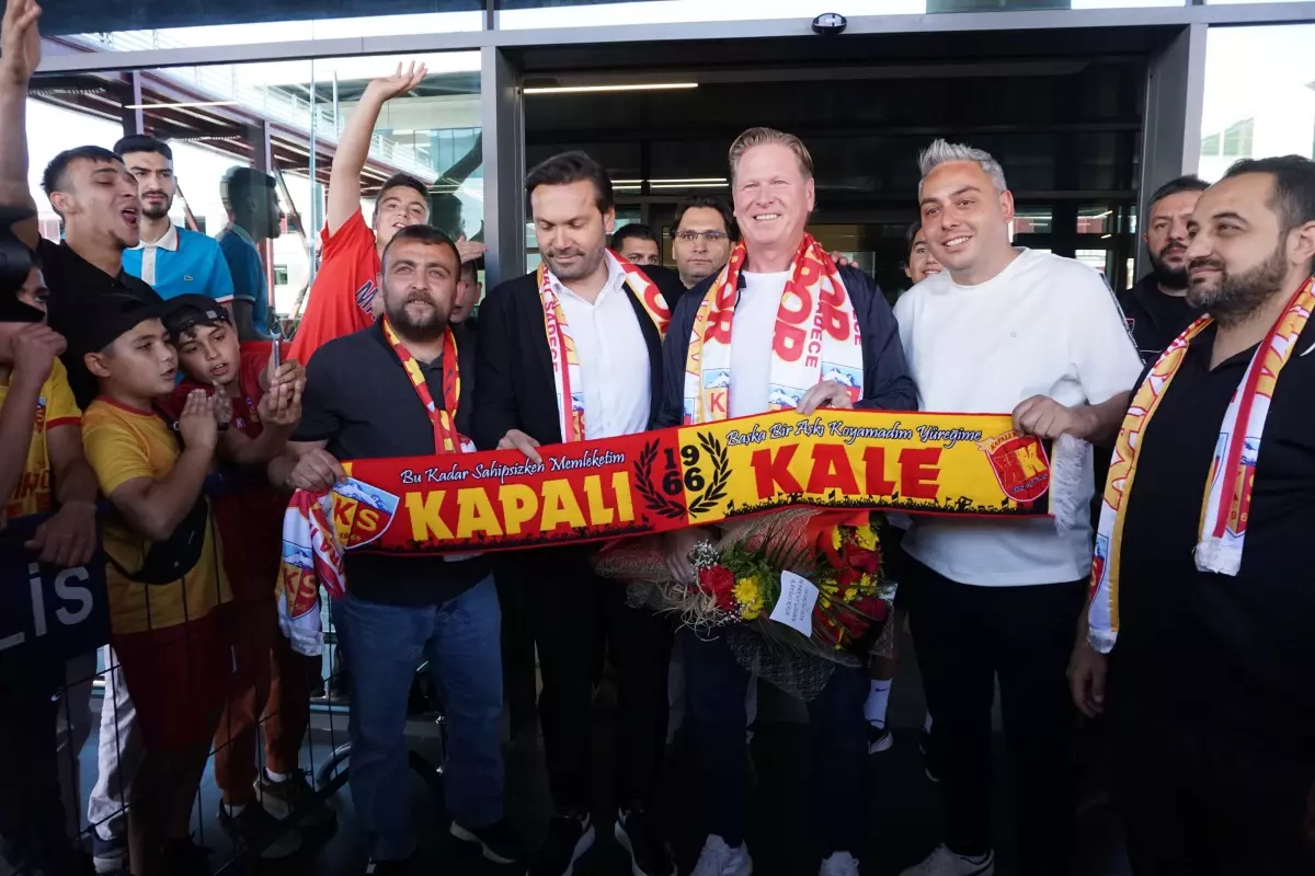 Kayserispor'un Yeni Teknik Direktörü Markus Gisdol Havalimanında Çiçeklerle Karşılandı