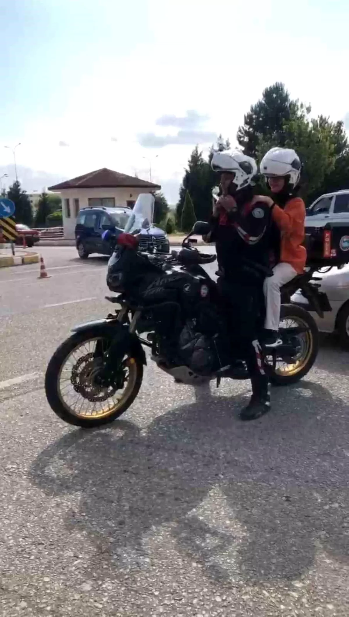 Polis Ekipleri, Kimliğini Kaybeden Öğrencilere Sınavda Yardım Etti