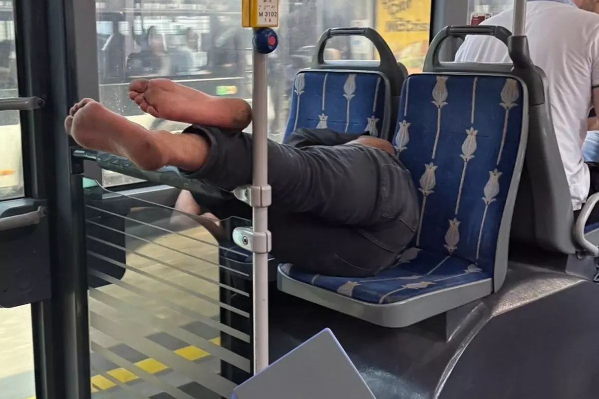 Metrobüste pes dedirten görüntü