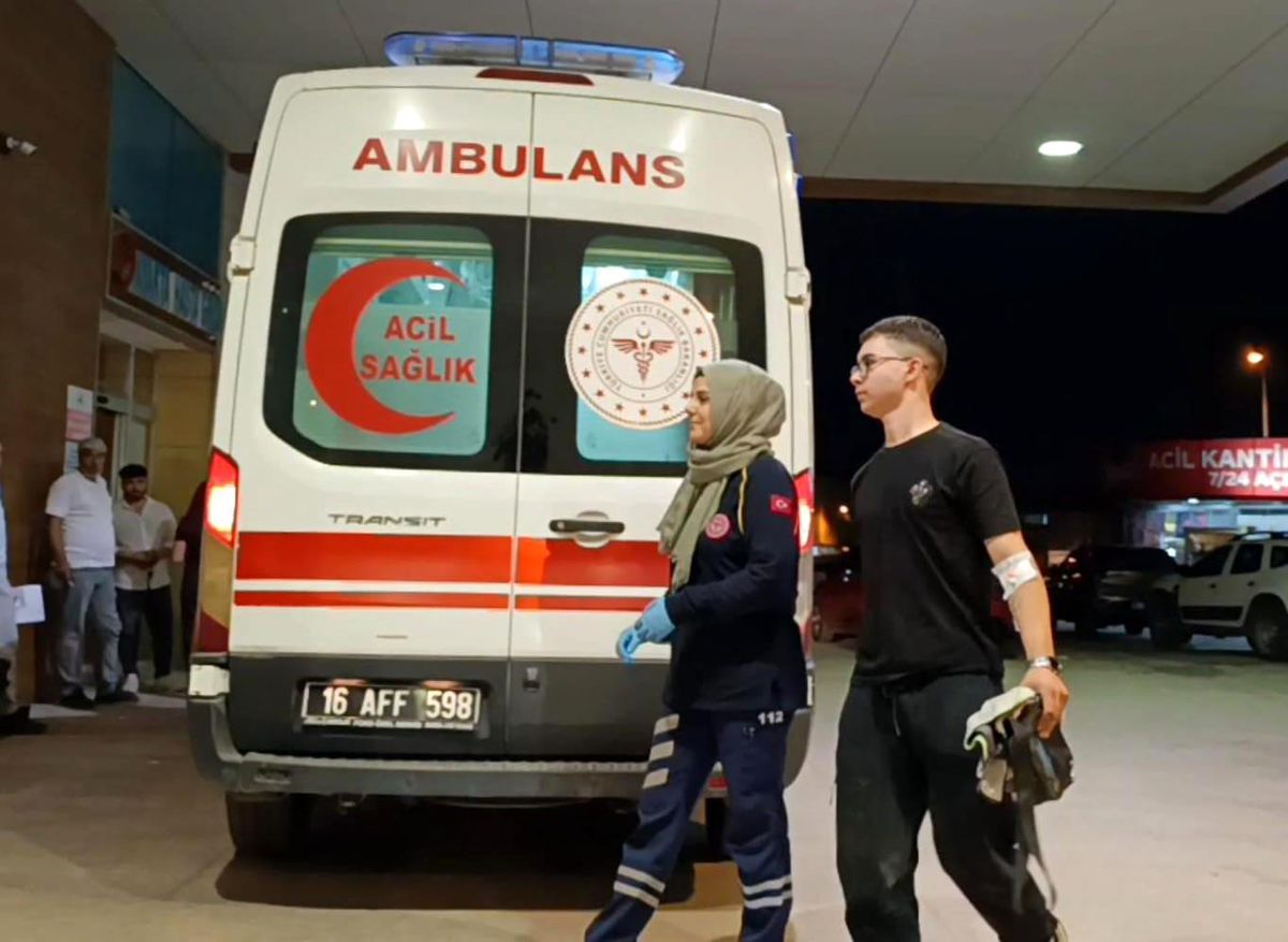İnegöl'de Motosiklet Kazası: Sürücü Kamyonetin Altında Kaldı