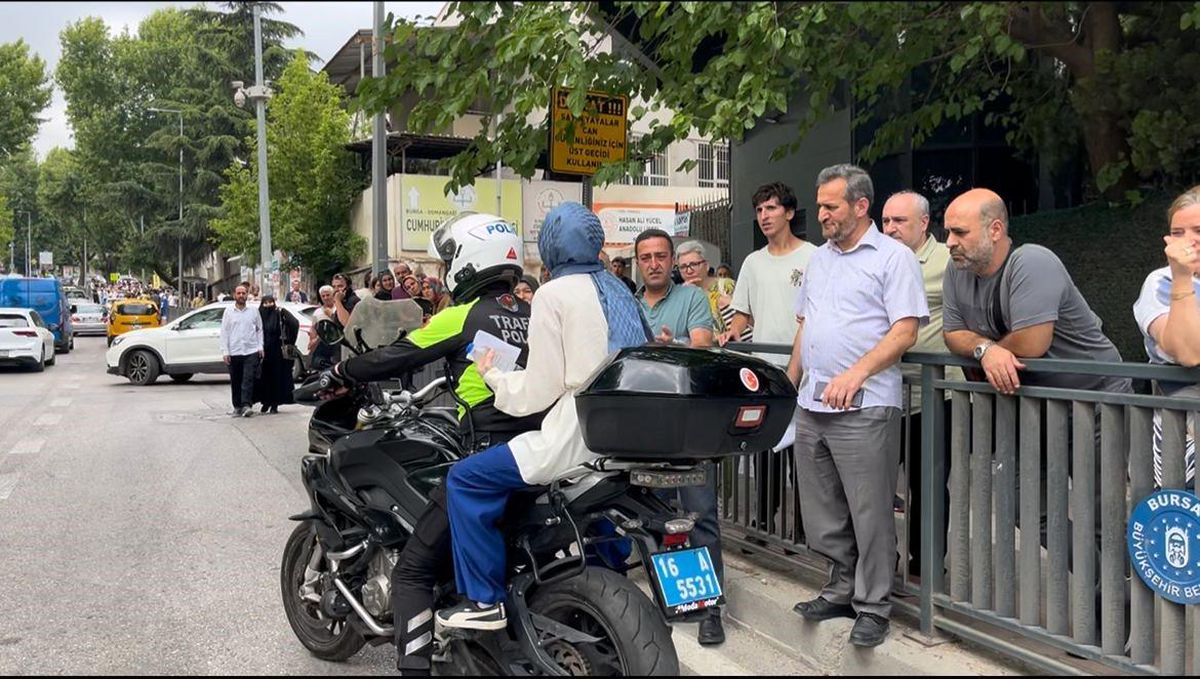 Bursa'da Motosikletli Polis, Yanlış Okula Giden Öğrenciyi Sınava Yetiştirdi