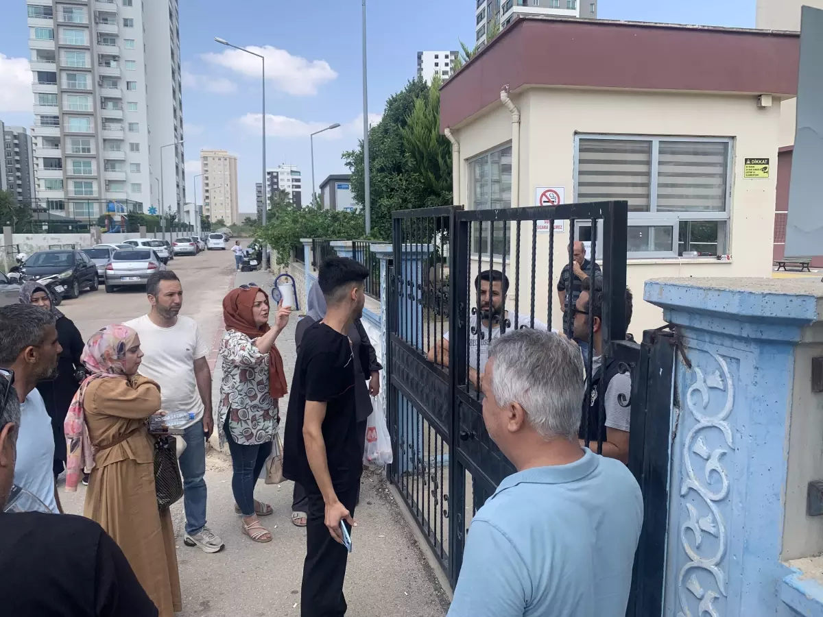 YKS Sınavına 1 Dakika Geç Kalan Adaylar Gözyaşlarına Boğuldu