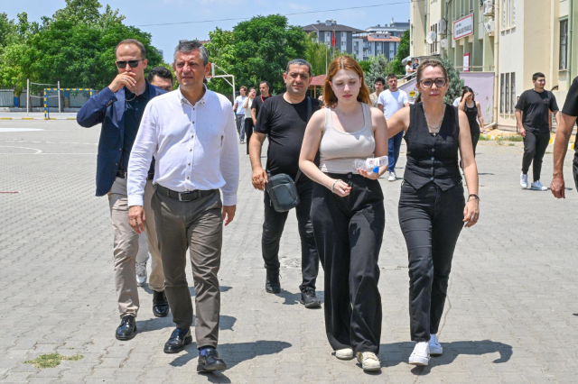 Özgür Özel sözünü tuttu! Ferdi Zeyrek'in kızını üniversite sınavına götürdü Özgür Özel sözünü tuttu! Ferdi Zeyrek'in kızını üniversite sınavına götürdü