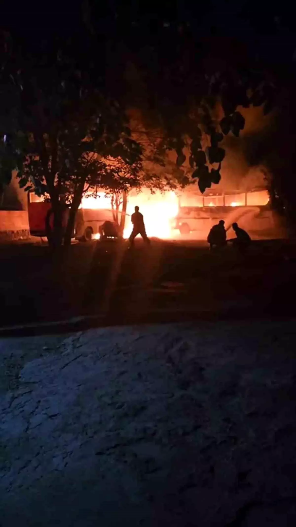 Hatay'da Park Halindeki 2 Midibüs Yangında Kül Oldu