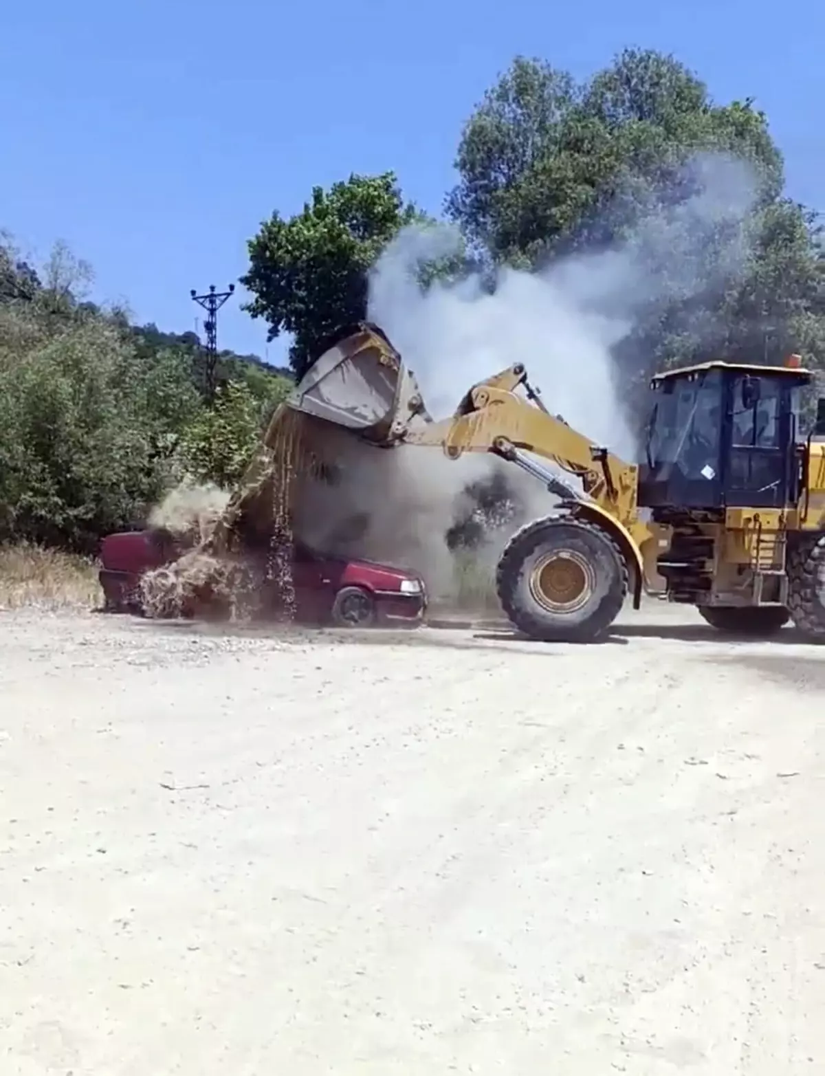 Zonguldak'ta Park Halindeki Otomobil Alev Aldı