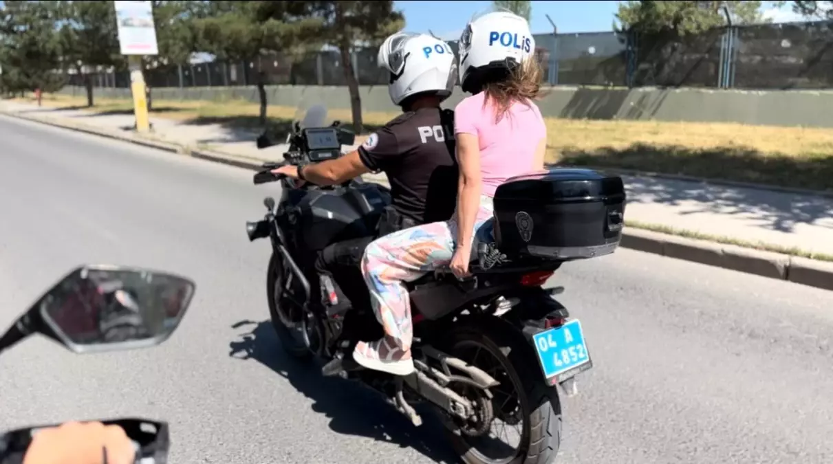 Ağrı'da Polis Ekipleri Sınav İçin Geç Kalan Öğrencilere Yardım Etti