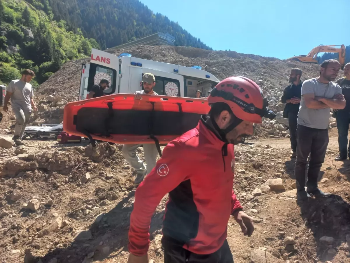 Rize'de Kontrolden Çıkan Araç Dere Yatağına Düştü: 5 Yaralı