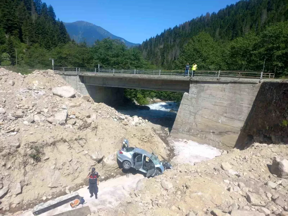 Rize'de Dere Kenarına Düşen Araçta 5 Yaralı