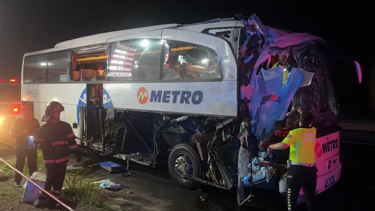 Pamukova'da Yolcu Otobüsü TIR'a Çarptı: 13 Yaralı