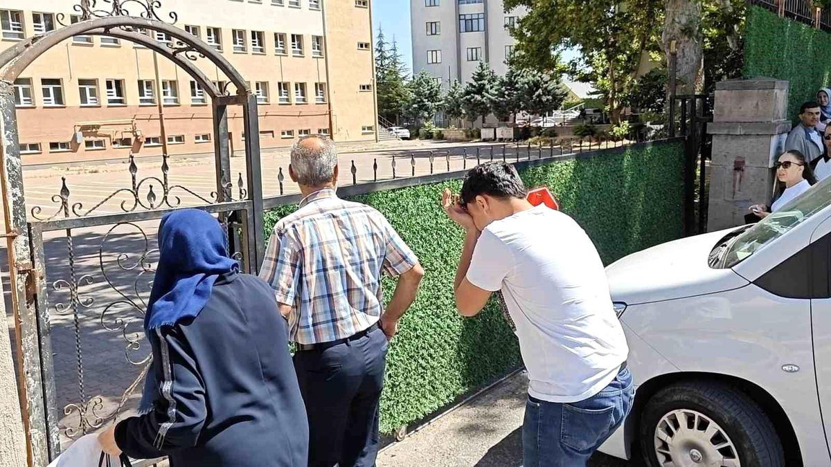 YKS Heyecanı Başladı: 1 Dakika Geç Kalan Öğrenci Sınava Alınmadı