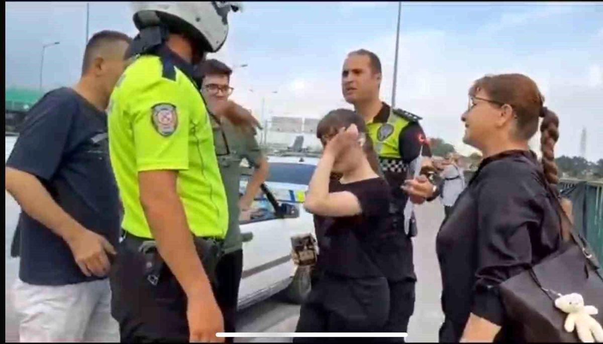 Bursa'da Arızalanan Araçta YKS'ye Geç Kalan Genç Kıza Polis Yardımı