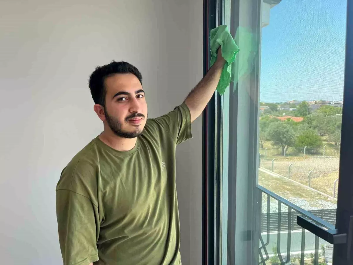 Üniversite sıralarından ev temizliğine: 'Öğrenci İşleri Temizlik'