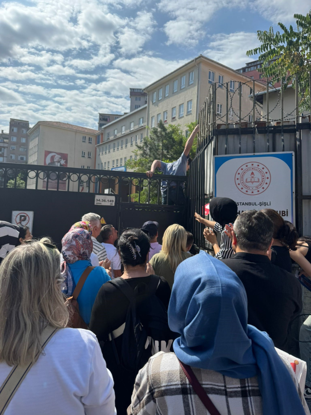 Students Arriving Late to YKS Tried to Enter the Exam by Jumping Over the Wall