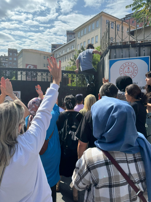 Students Arriving Late to YKS Tried to Enter the Exam by Jumping Over the Wall