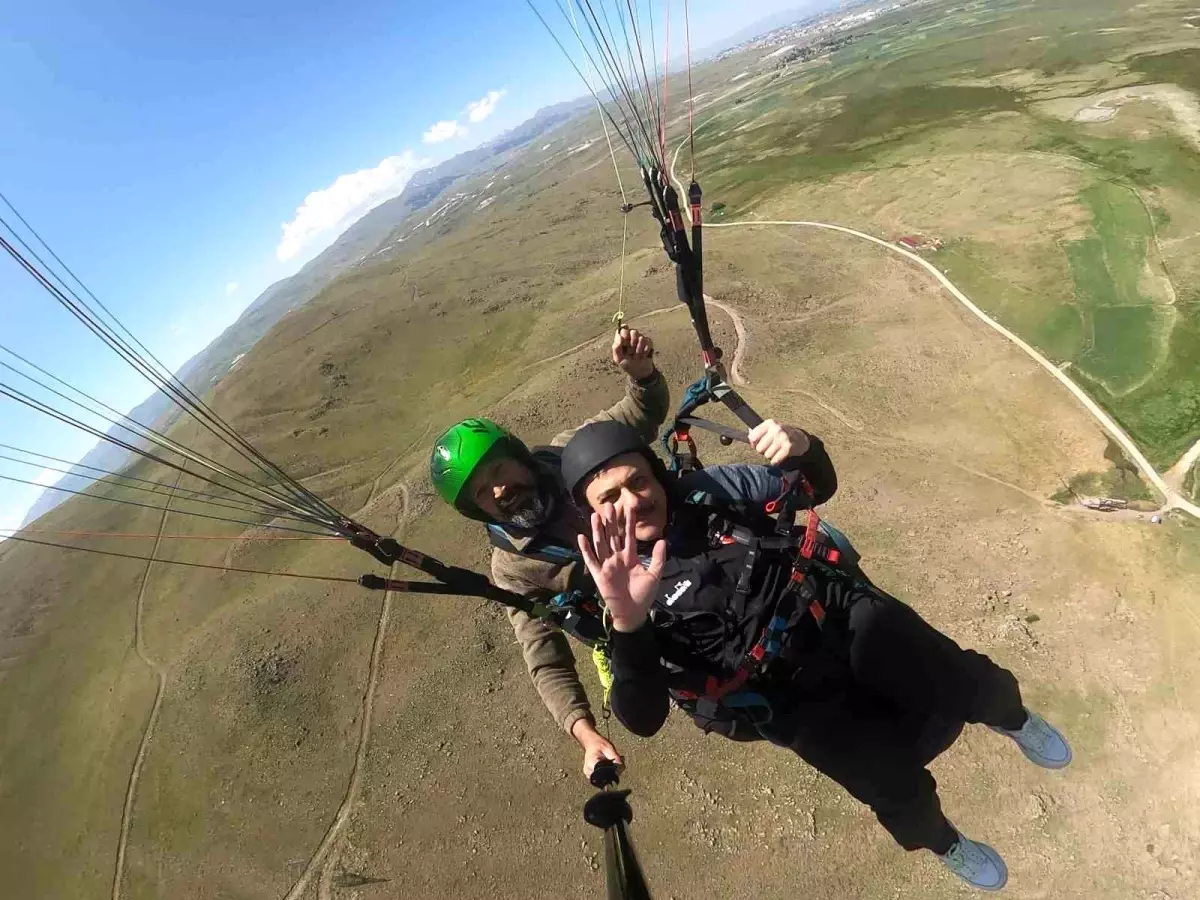 Erzurum Valisi, Yükseklik Korkusunu Yendi ve Yamaç Paraşütü ile Zirveye Uçtu