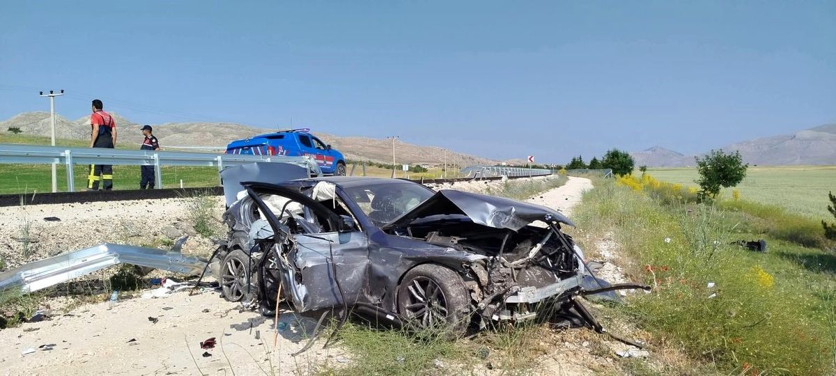 Antalya'da Lüks Otomobilin Kaza Yapması Sonucu 3 Yaralı