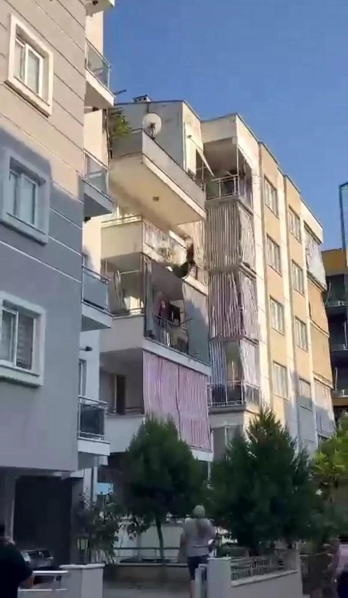 Apartmanın 3'üncü katından kendini boşluğa bırakan genç kız hayatını kaybetti