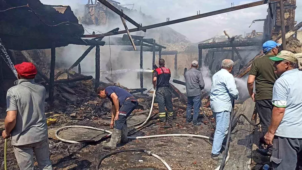 Burdur'da Bahçede Yakılan Ateş Evleri Yaktı