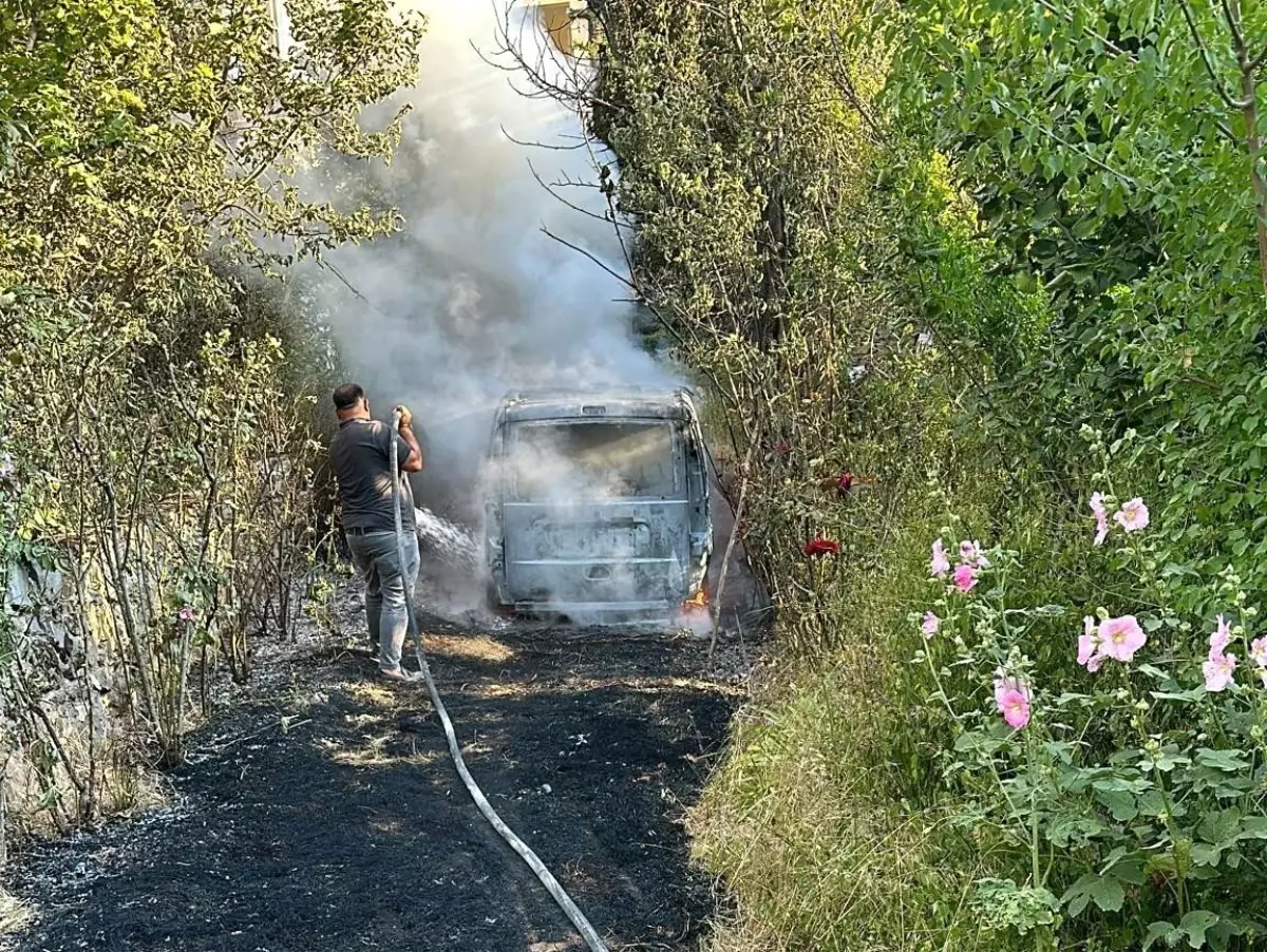 Bahçede Yakılan Otlardan Yangın Çıktı, Otomobil Yanarak Kullanılamaz Hale Geldi