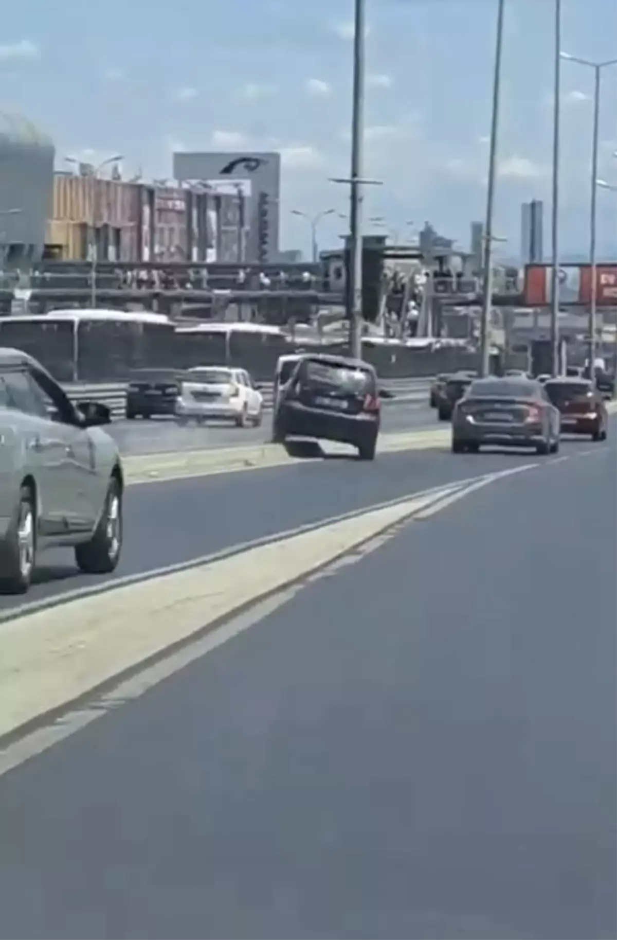 Beylikdüzü D-100 Karayolu'nda Zincirleme Trafik Kazası: 2 Yaralı