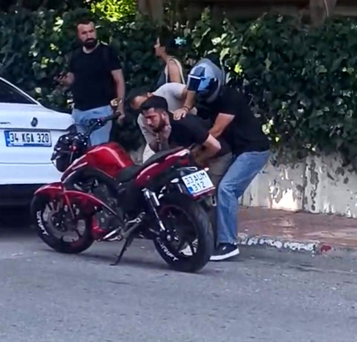 Mersin'de Motosiklet Sürücüsü Heimlich Manevrası ile Boğulmayı Önledi