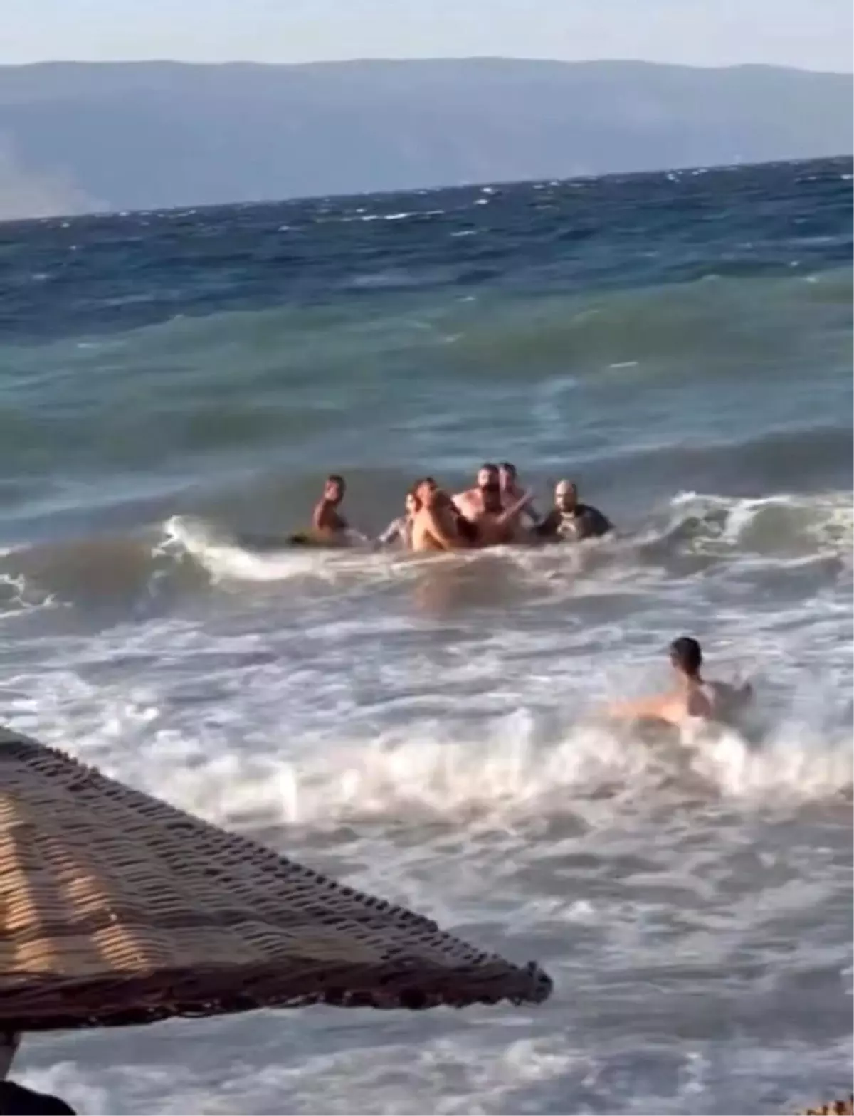 Mudanya'da Dalgalarla Mücadele Eden Genç Kurtarıldı