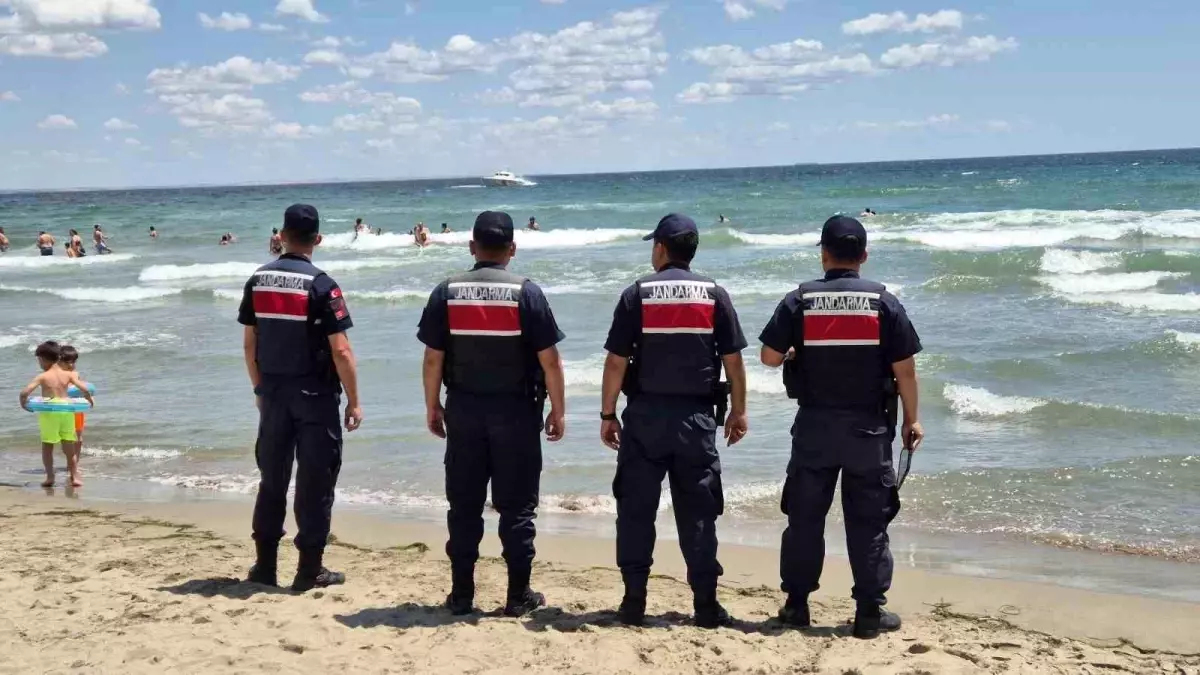 Tekirdağ'da Fırtınaya Rağmen Denize Girmek İsteyenlere Jandarma ve Sahil Güvenlik Uyardı