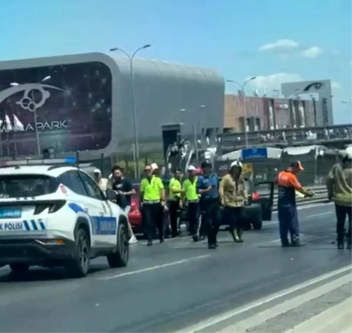 E-5 Karayolu'nda Feci Kaza: Üç Araç Karıştı, Trafik Uzun Süre Kapandı