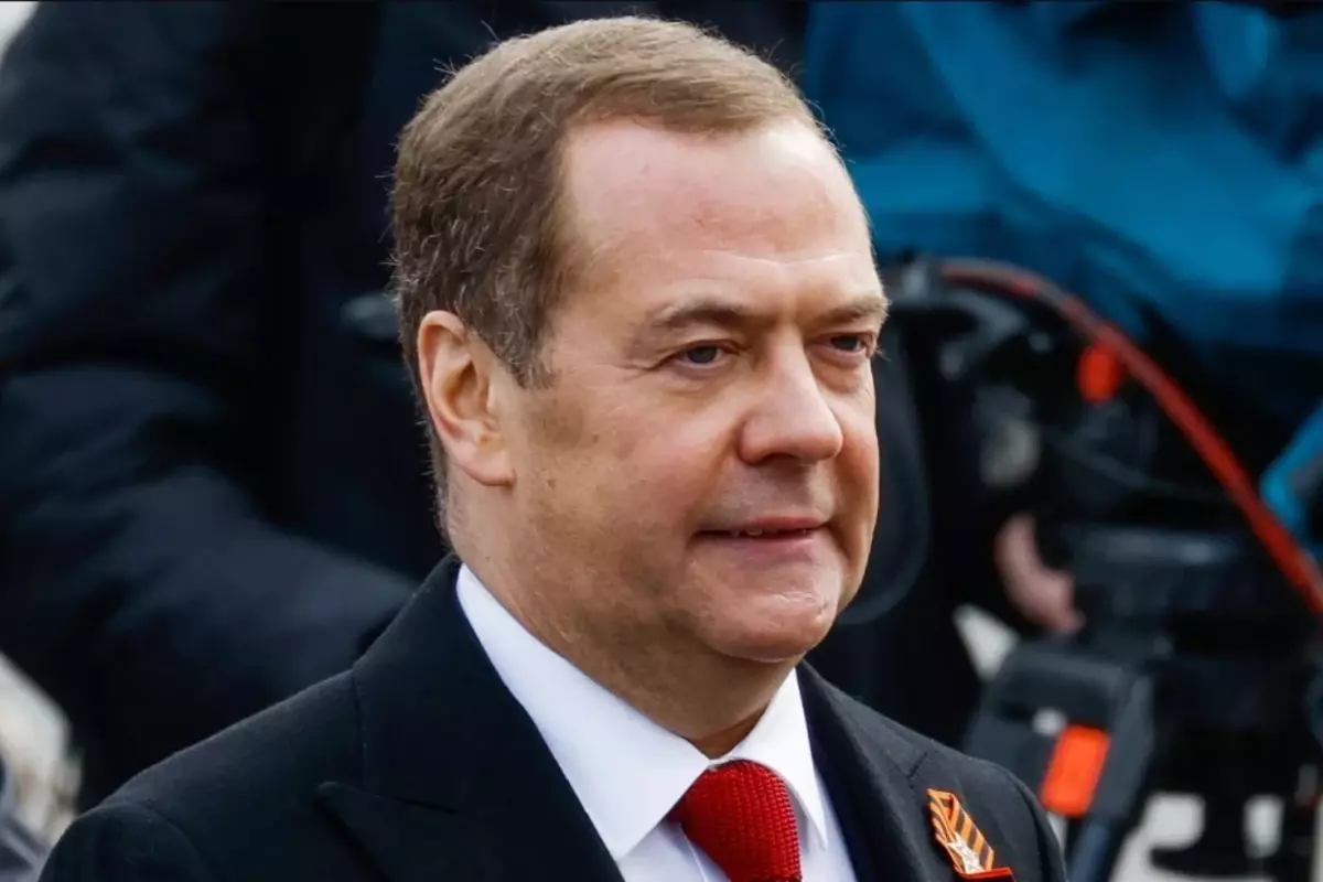 Eski Rusya Devlet Başkanı Medvedev: Birçok ülke İran'a nükleer başlık tedarik etmeye hazır