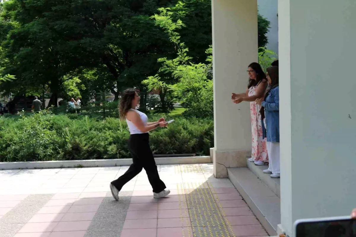 Eskişehir'de YKS AYT Sınavına Son Anda Yetişen Öğrenciler Panik Yaşadı
